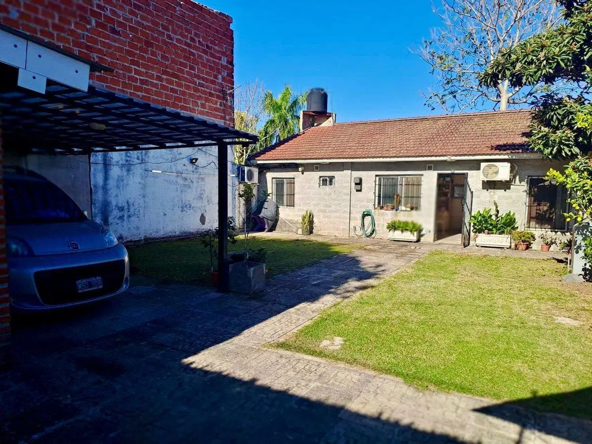 CASA 3 AMBIENTES VENTA GARAJE Y AMPLIO PARQUE 3
