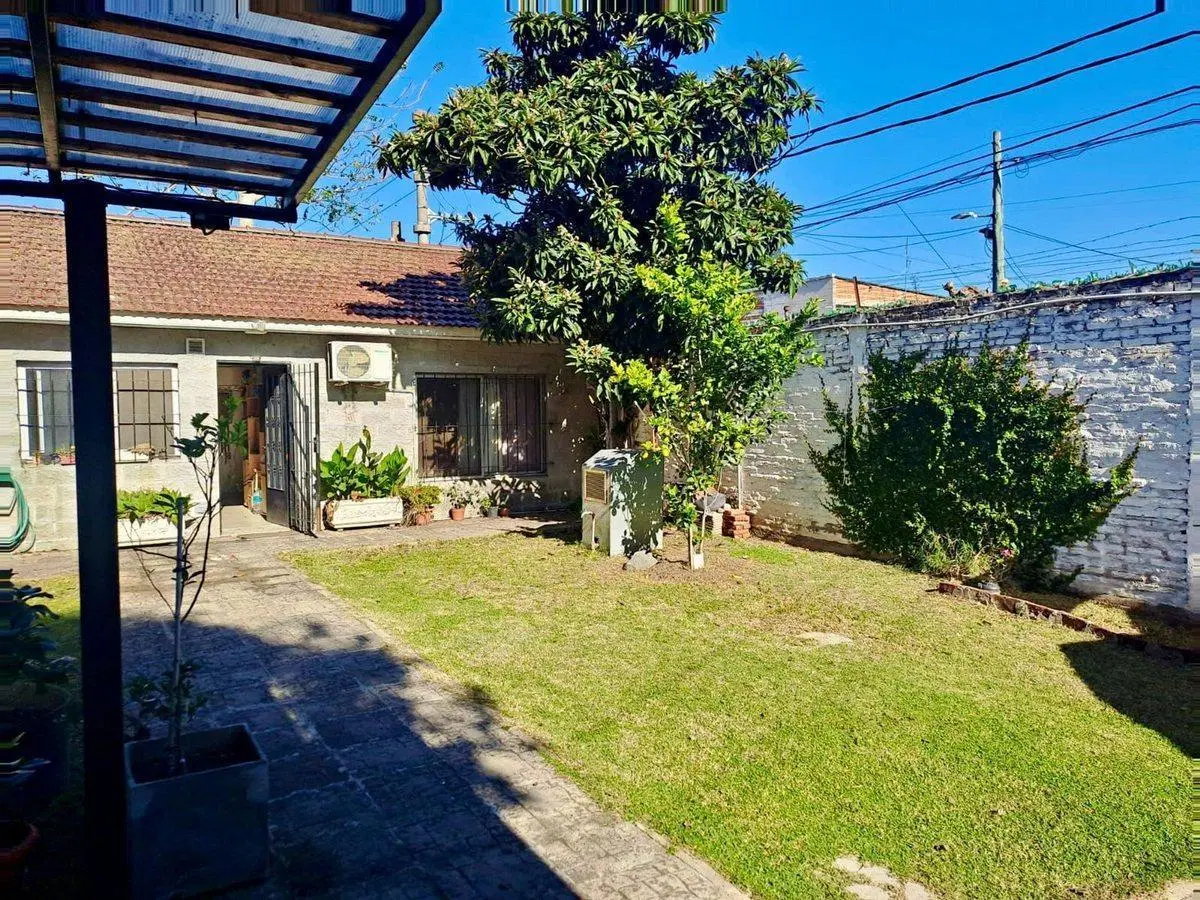 CASA 3 AMBIENTES VENTA GARAJE Y AMPLIO PARQUE 2