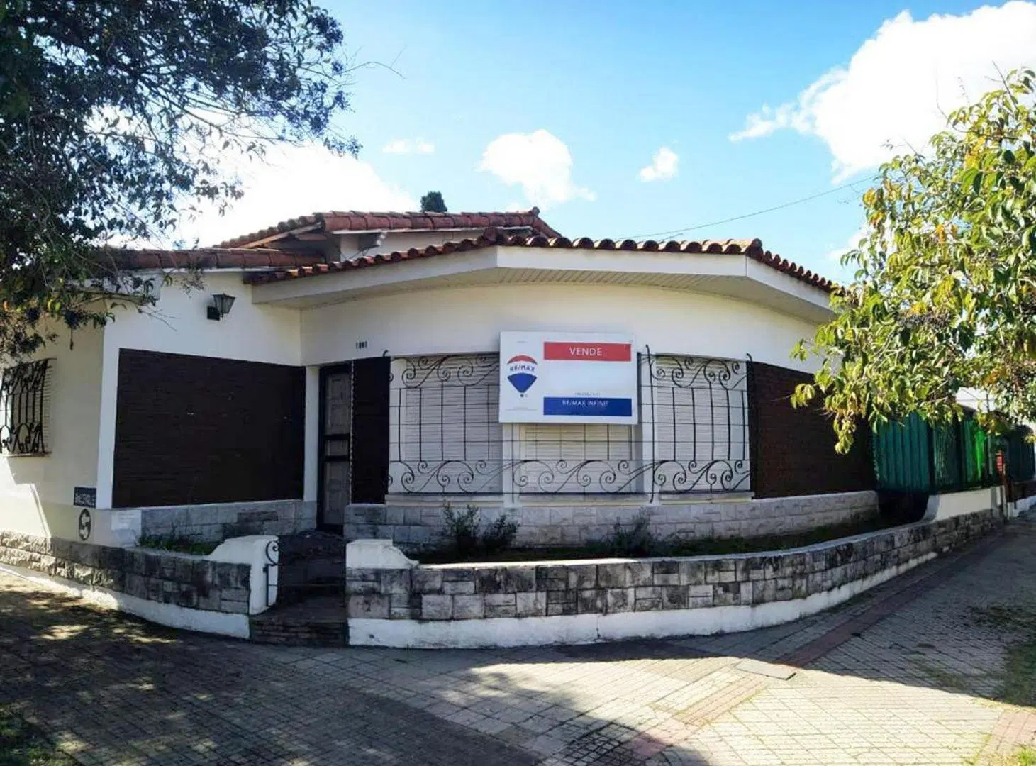 VENTA CASA A REFACCIONAR BANFIELD ESTE 2