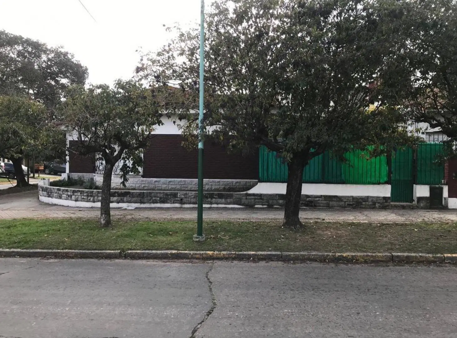VENTA CASA A REFACCIONAR BANFIELD ESTE 4