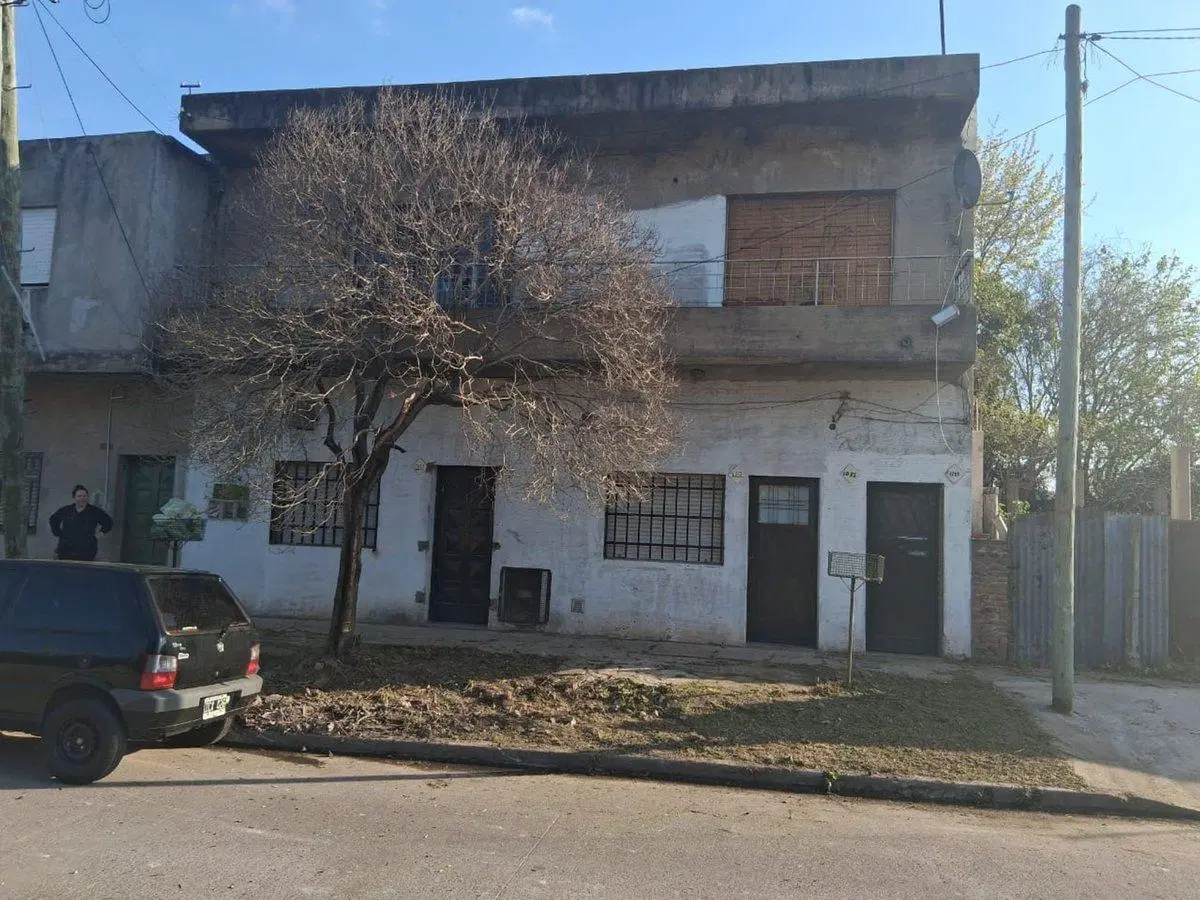 CASA MAS DOS DEPTOS EN VENTA  ISIDRO CASANOVA 4