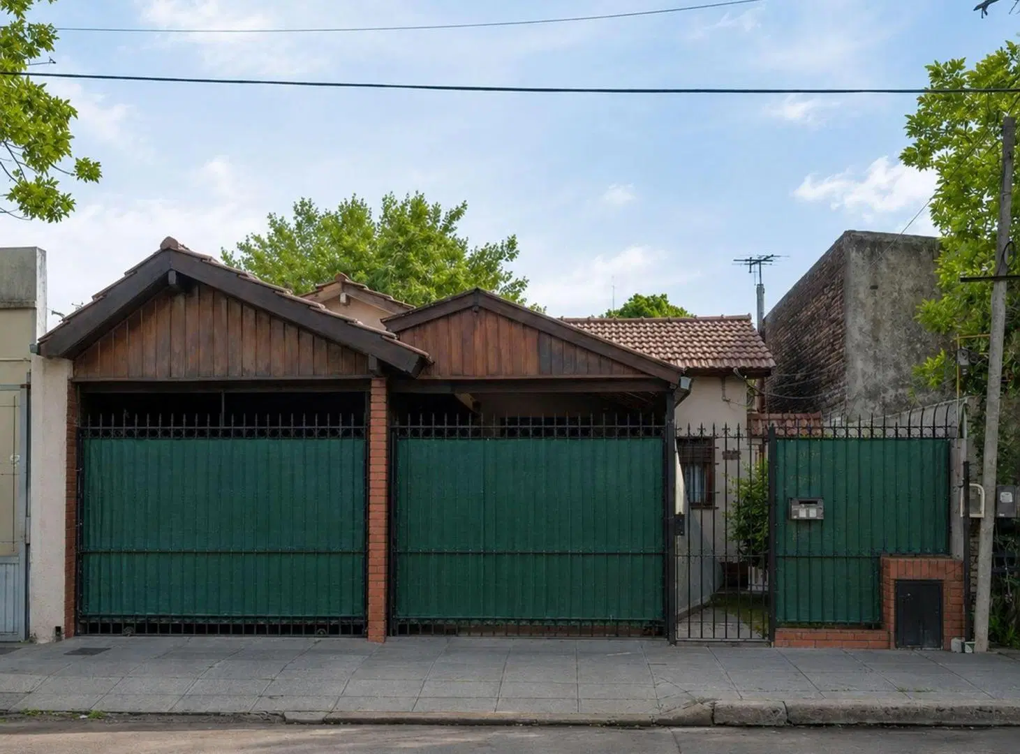 VENTA CASA 5 AMB CON PILETA Y PARQUE EN TEMPRLEY 2