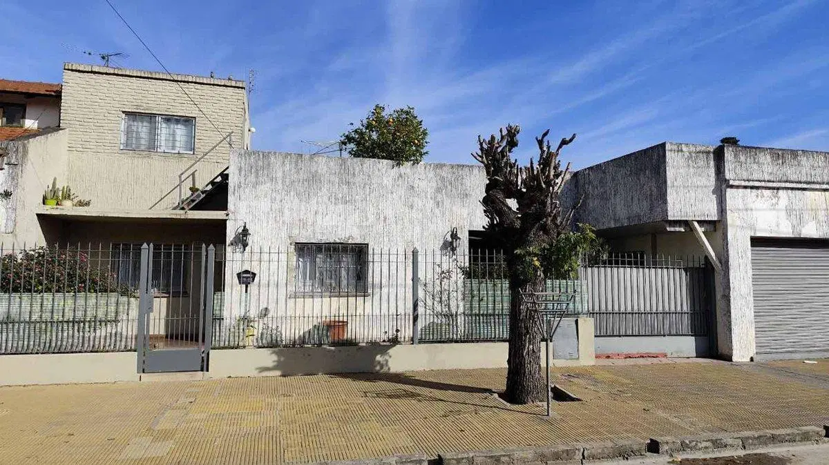 CASA  3 AMBIENTES VENTA LUIS GUILLON APTO PRESTAMO 4
