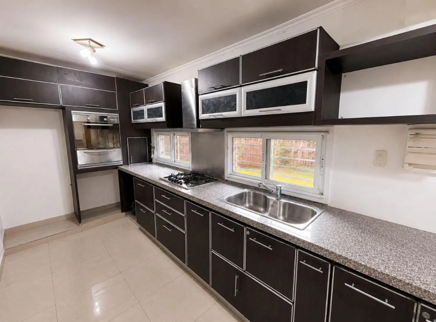 Casa de 5 ambientes en venta en Banfield c/ pileta 5
