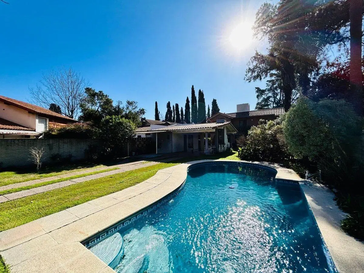 Casa 7 ambientes con parque y pileta venta Burzaco 2