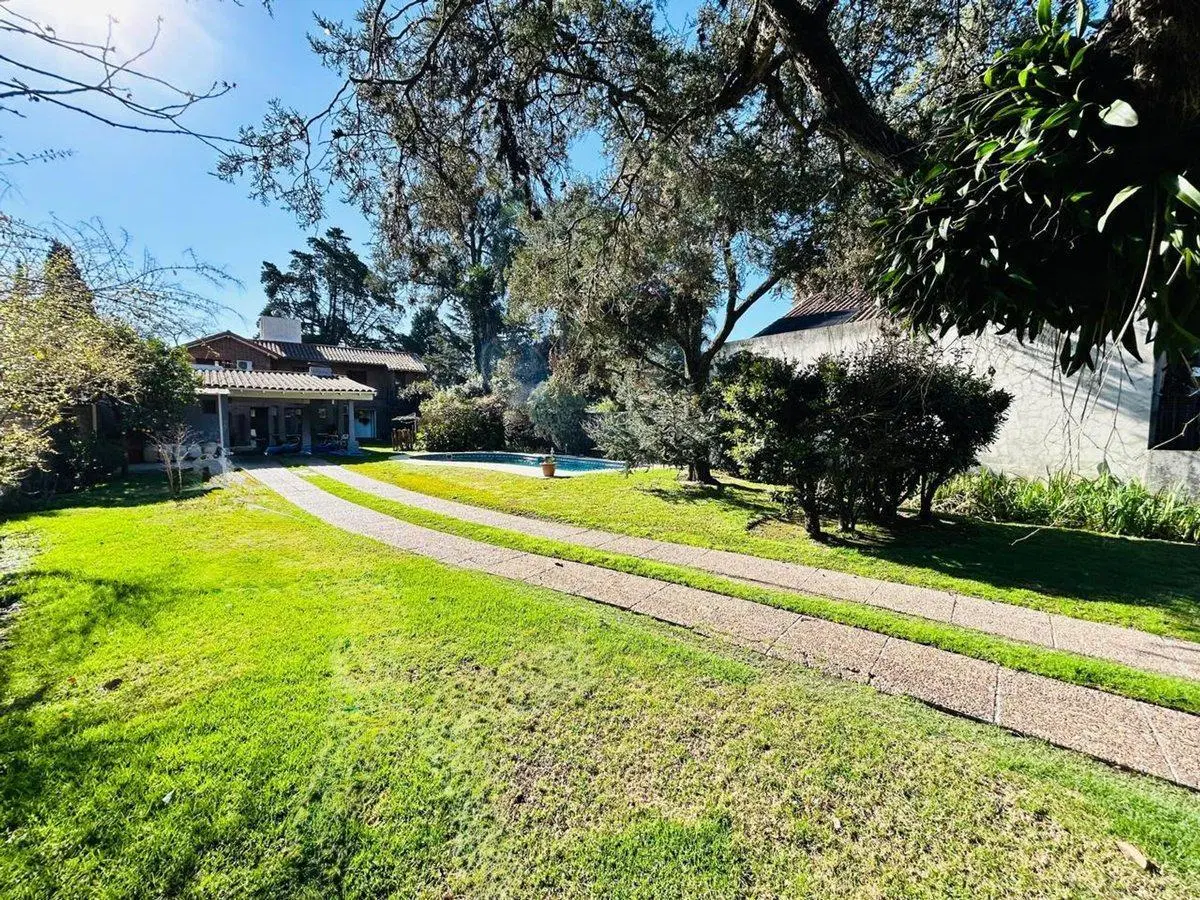Casa 7 ambientes con parque y pileta venta Burzaco 8