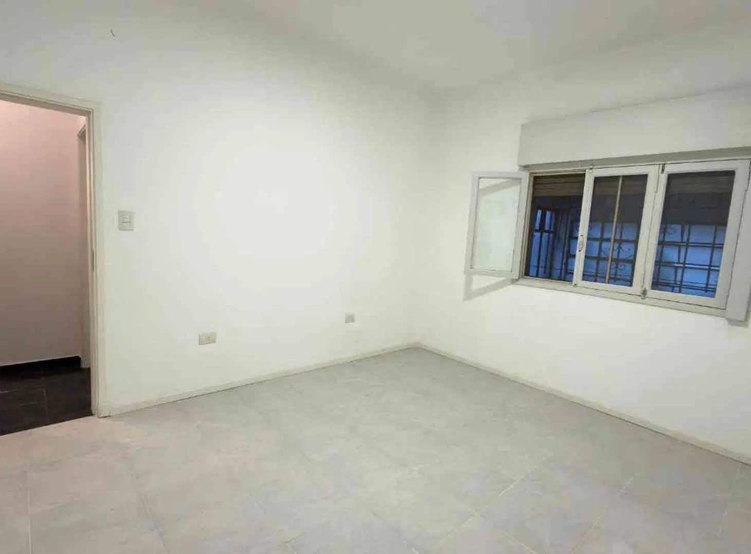 CASA EN VENTA 3 AMB CON COCHERA Y PATIO BANFIELD 2