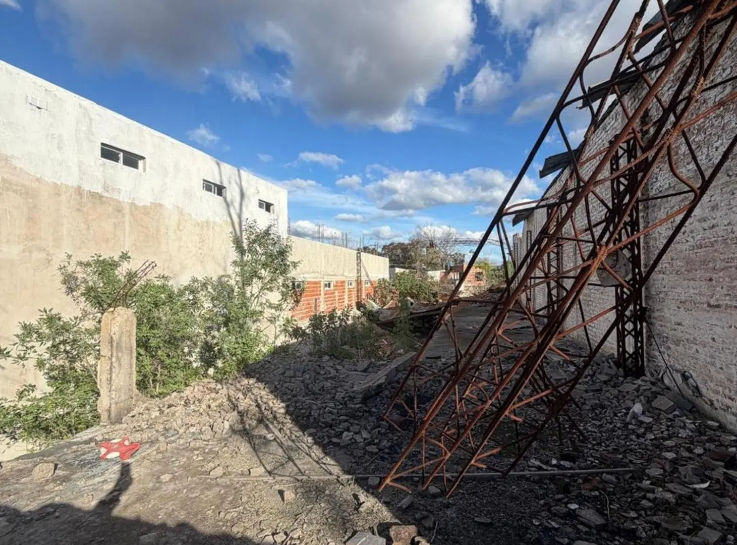 VENTA LOTE DE TERRENO AMPLIO EN LOMAS  DE ZAMORA 2