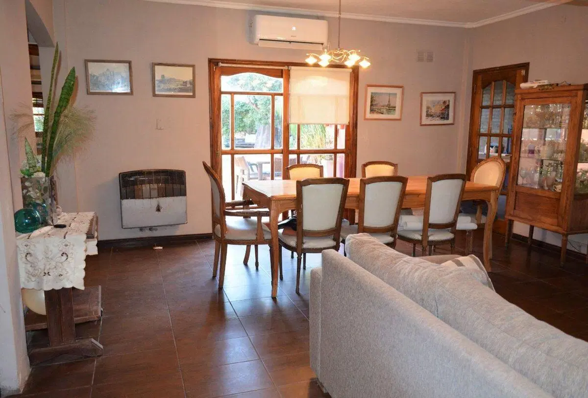 VENTA CASA 5 AMBIENTES EN LONGCHAMPS FINANCIA 2