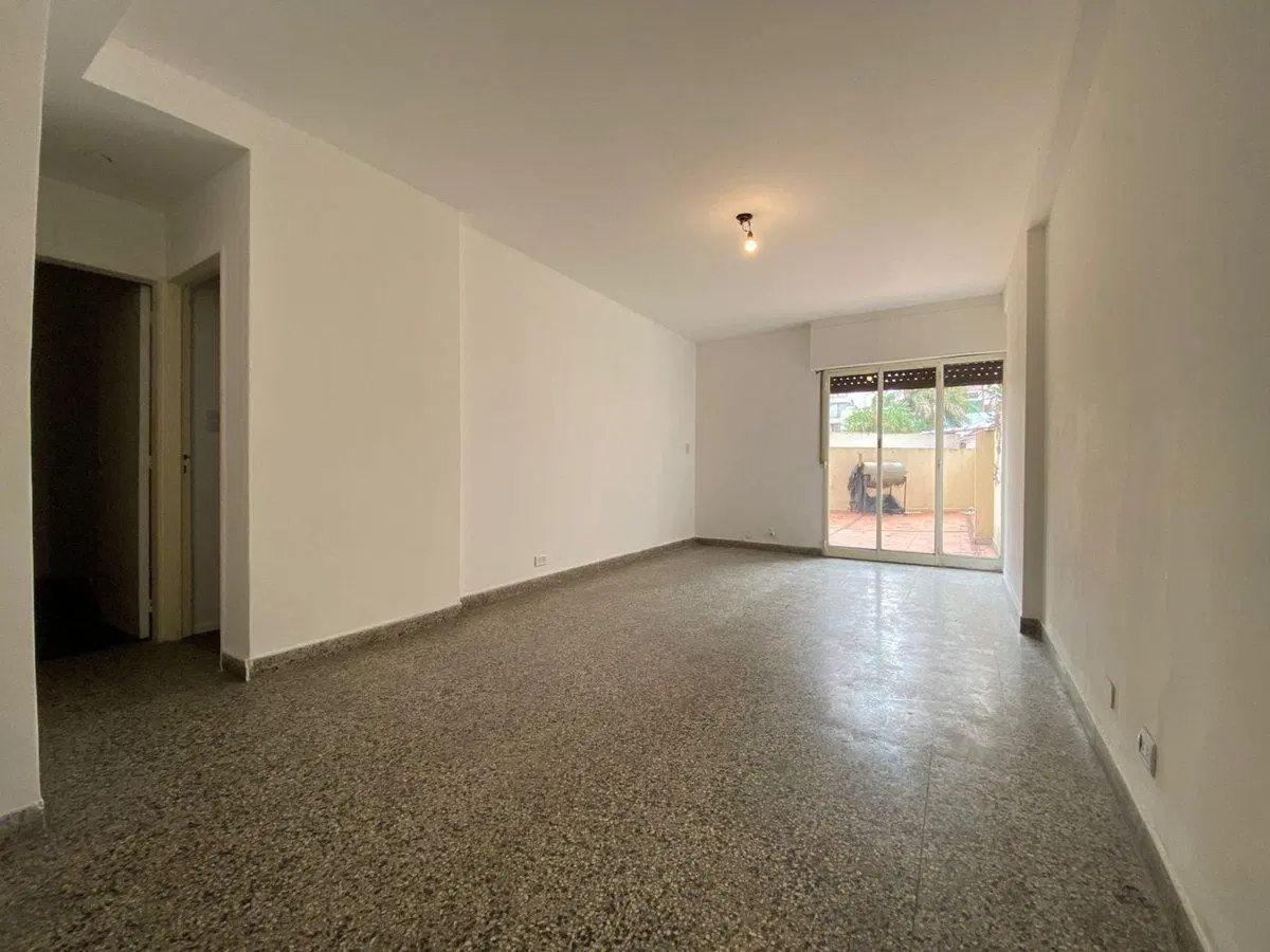 Depto ALQUILER 3 ambientes con patio Lomas 4
