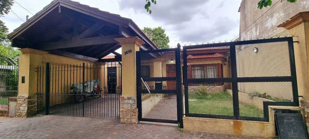 CASA 2 DORMITORIOS VENTA BANFIELD CON FONDO 4