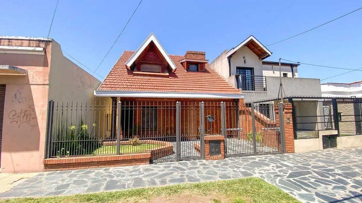 VENTA CHALET A METROS DE ESTACION BURZACOY AVENIDA 2