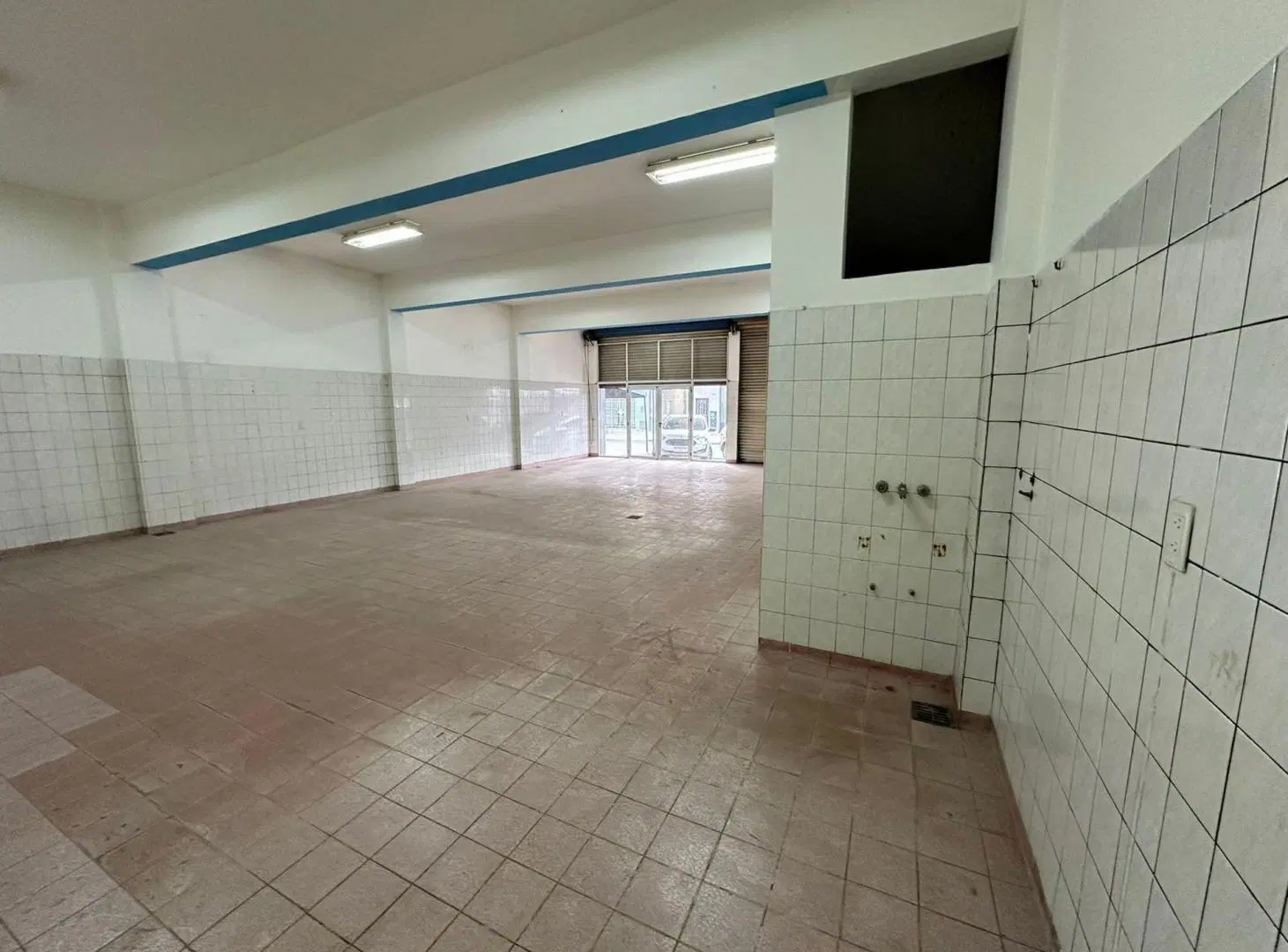 ALQUILER LOCAL COMERCIAL AL FRENTE CON BAÑO 8x14 5
