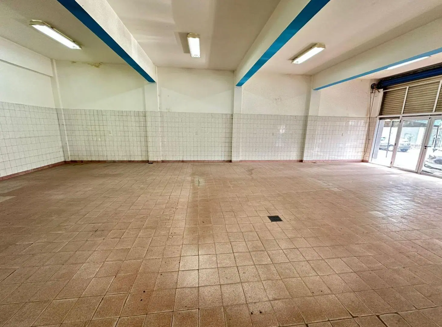 ALQUILER LOCAL COMERCIAL AL FRENTE CON BAÑO 8x14 2
