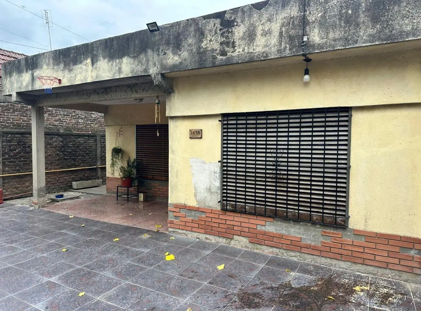 CASA 3 AMBIENTES EN VENTA CON PARQUE EN LONGCHAPMS 2