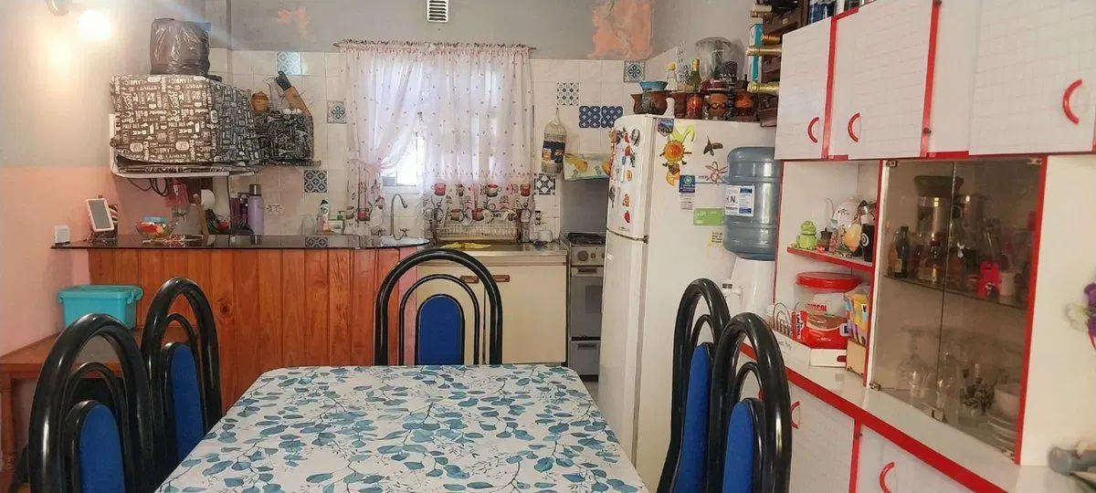 Casa 6 ambientes con amplio jardín, venta Burzaco 5