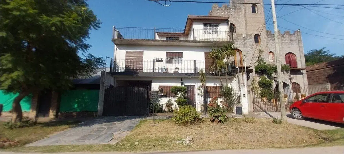 Casa 6 ambientes con amplio jardín, venta Burzaco 2