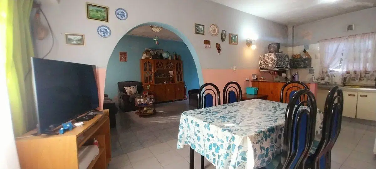 Casa 6 ambientes con amplio jardín, venta Burzaco 3