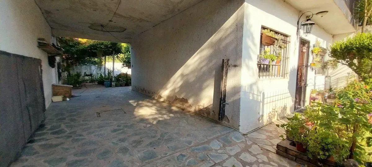 Casa 6 ambientes con amplio jardín, venta Burzaco 8
