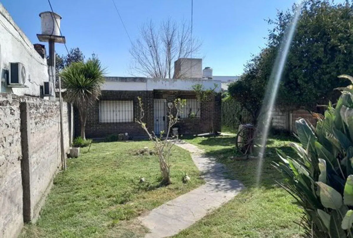 CASA 3 AMB EN VENTA CON JARDIN EN LONGCHAMPS 2