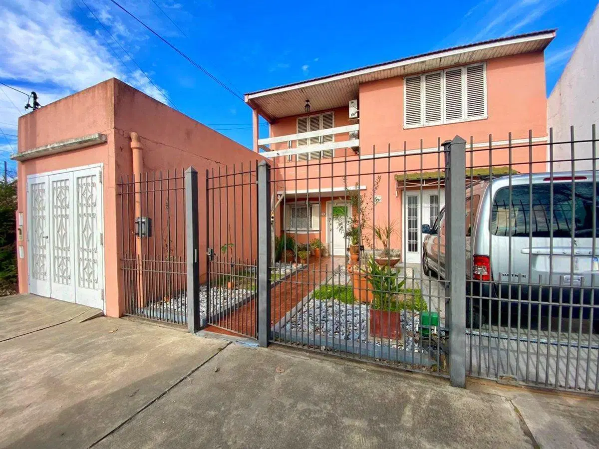 CASA VENTA EN BANFIELD DOS PLANTAS CON PATIO 8