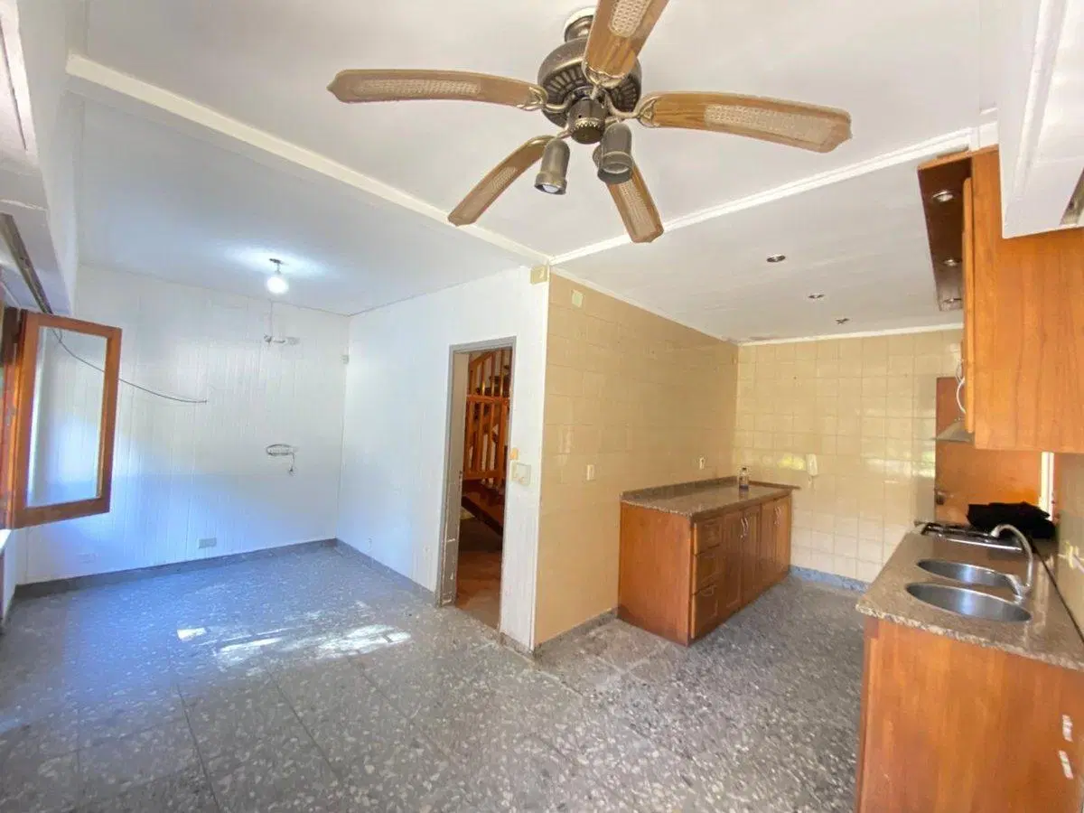 CASA 6 AMBIENTES VENTA ADROGUE PILETA FONDO LIBRE 5