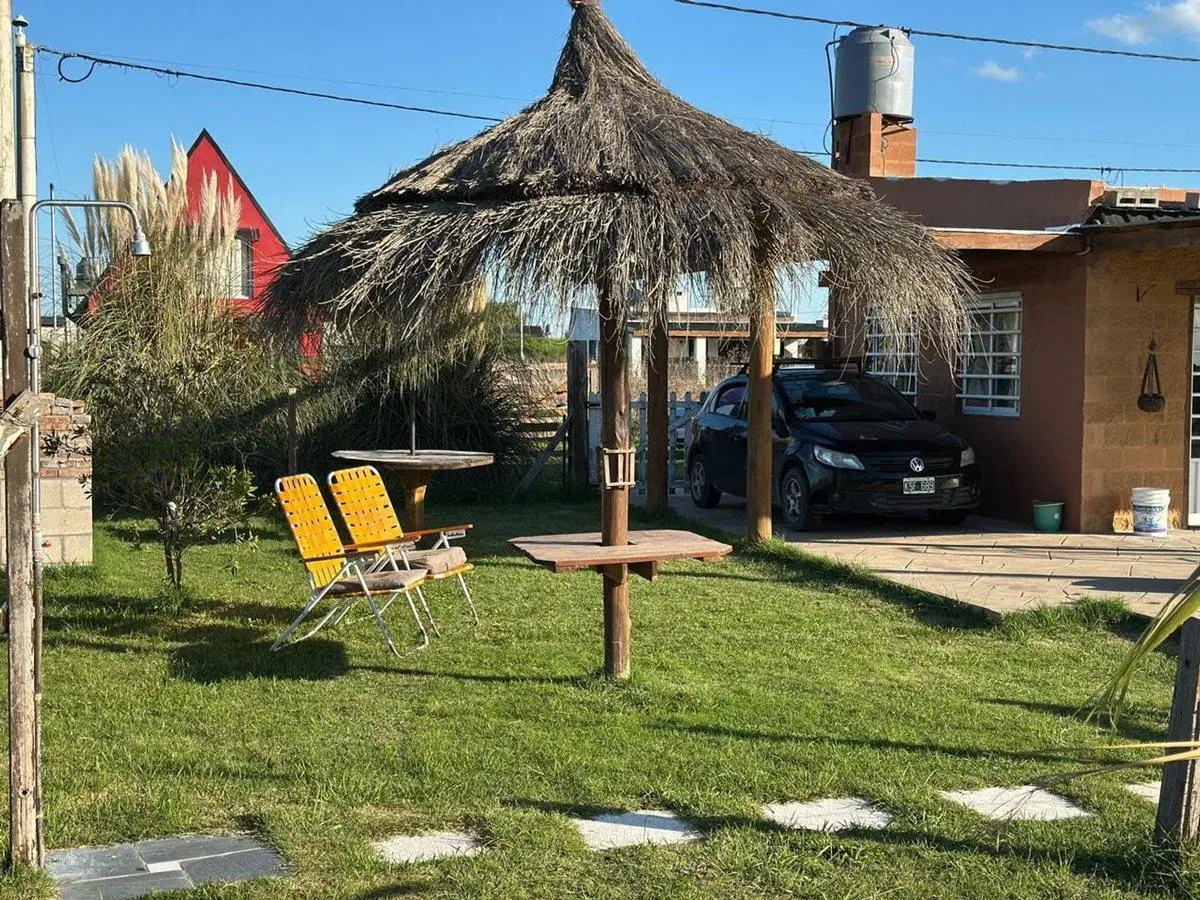VENTA CASA 2 AMBIENTES C/ PARQUE Y PILETA EN MONTE 3