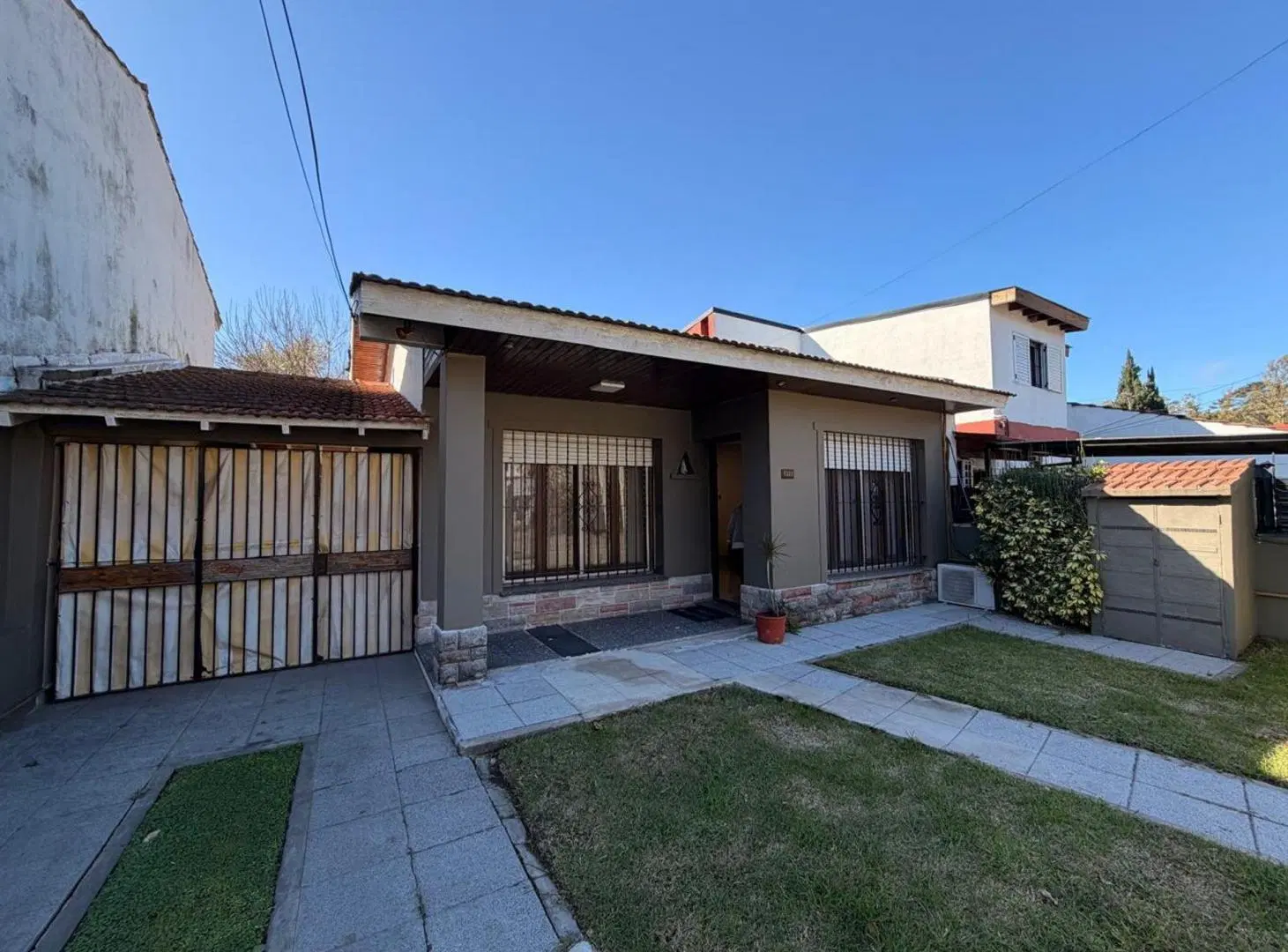 CASA EN EXCELENTE ESTADO ADROGUE APTA CREDITO 3