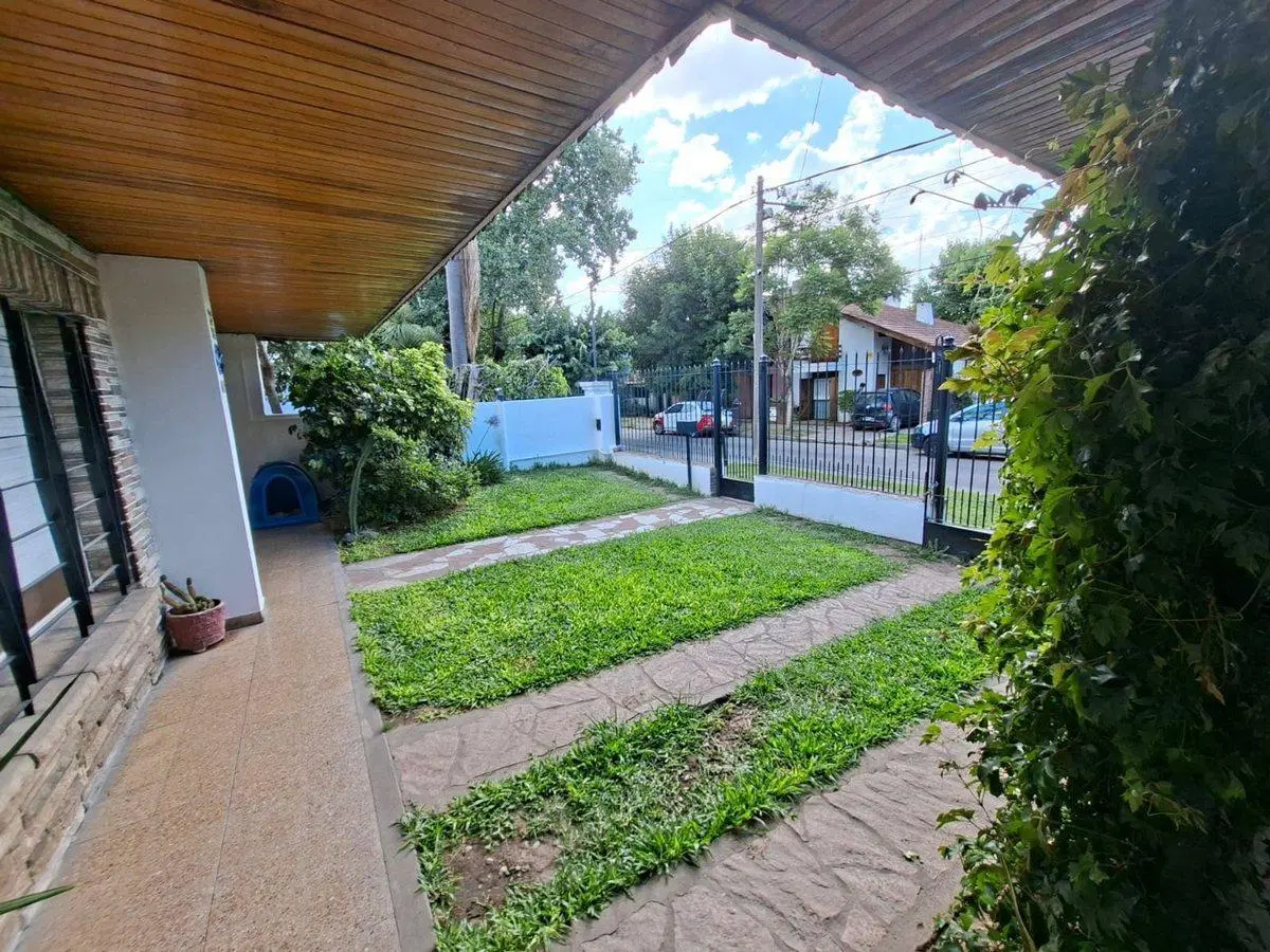 CHALET 8 AMBIENTES EN VENTA EN ADROGUE CON PARQUE 3