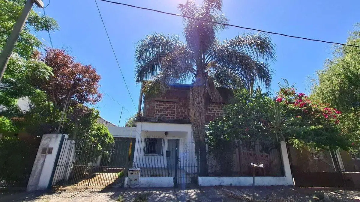 CASA 3 AMBIENTES VENTA BURZACO COCHERA Y PATIO 5