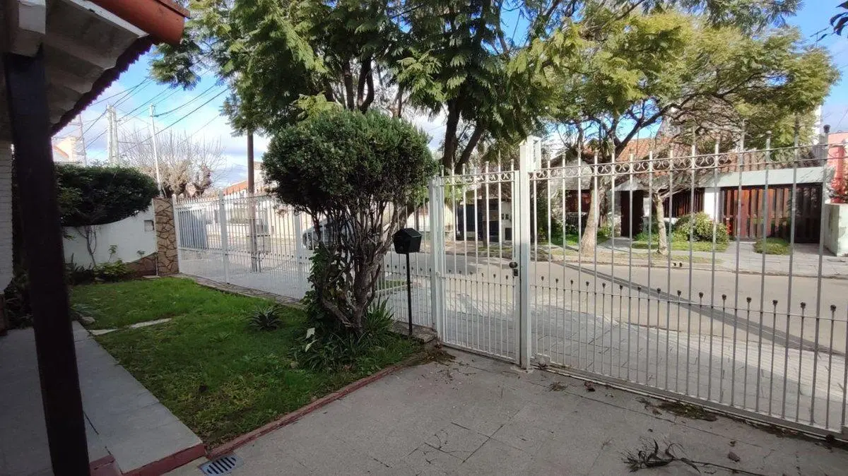 VENTA CASA 5 AMBIENTES BURZACO 4