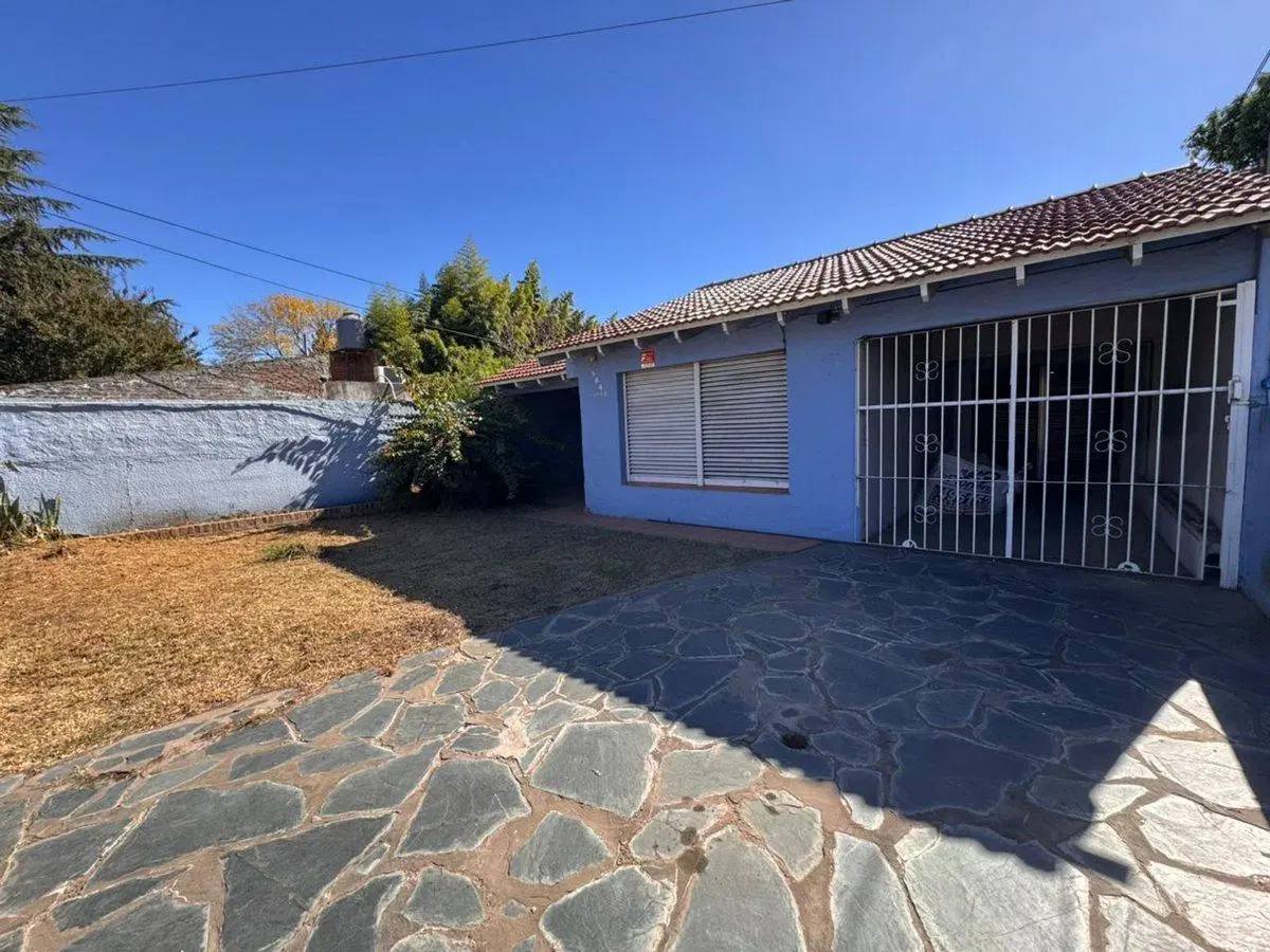 CASA 4 AMBIENTES VENTA BURZACO CON QUINCHO, GARAJE 2