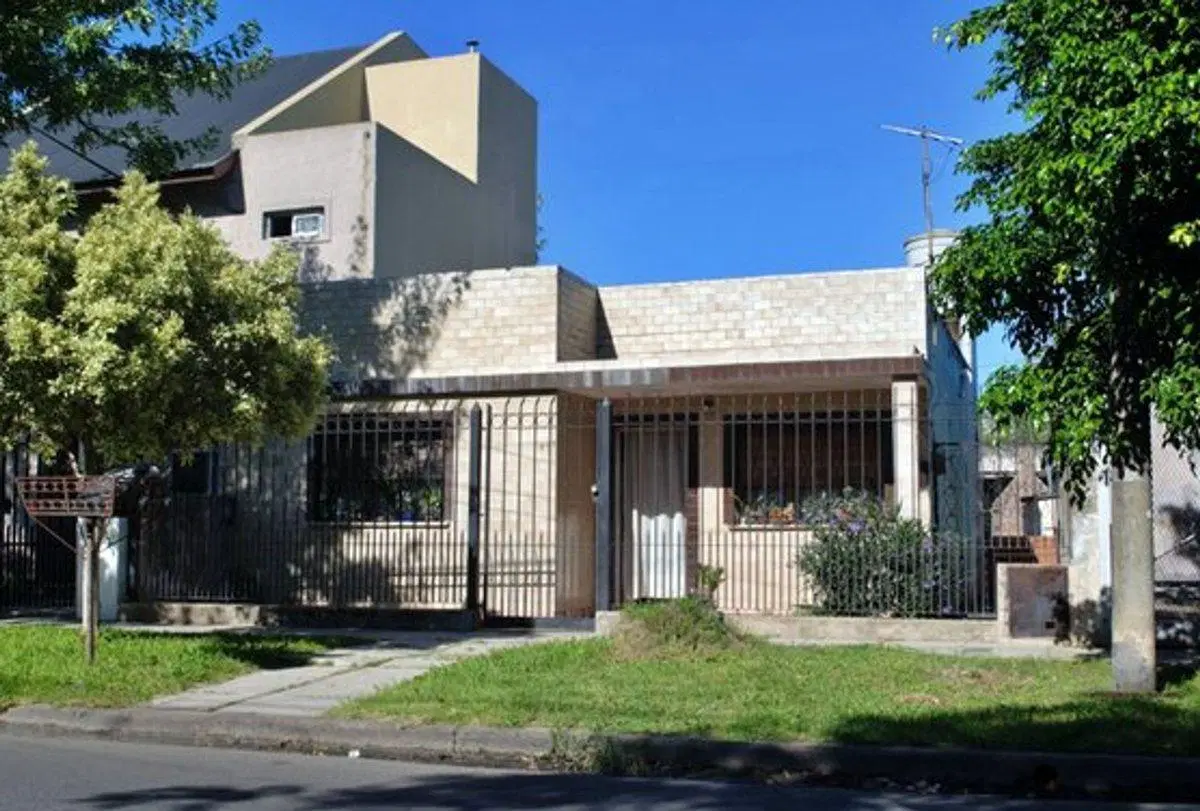 CASA 3 AMB EN VENTA EN JOSE MARMOL A REFACCIONAR 4