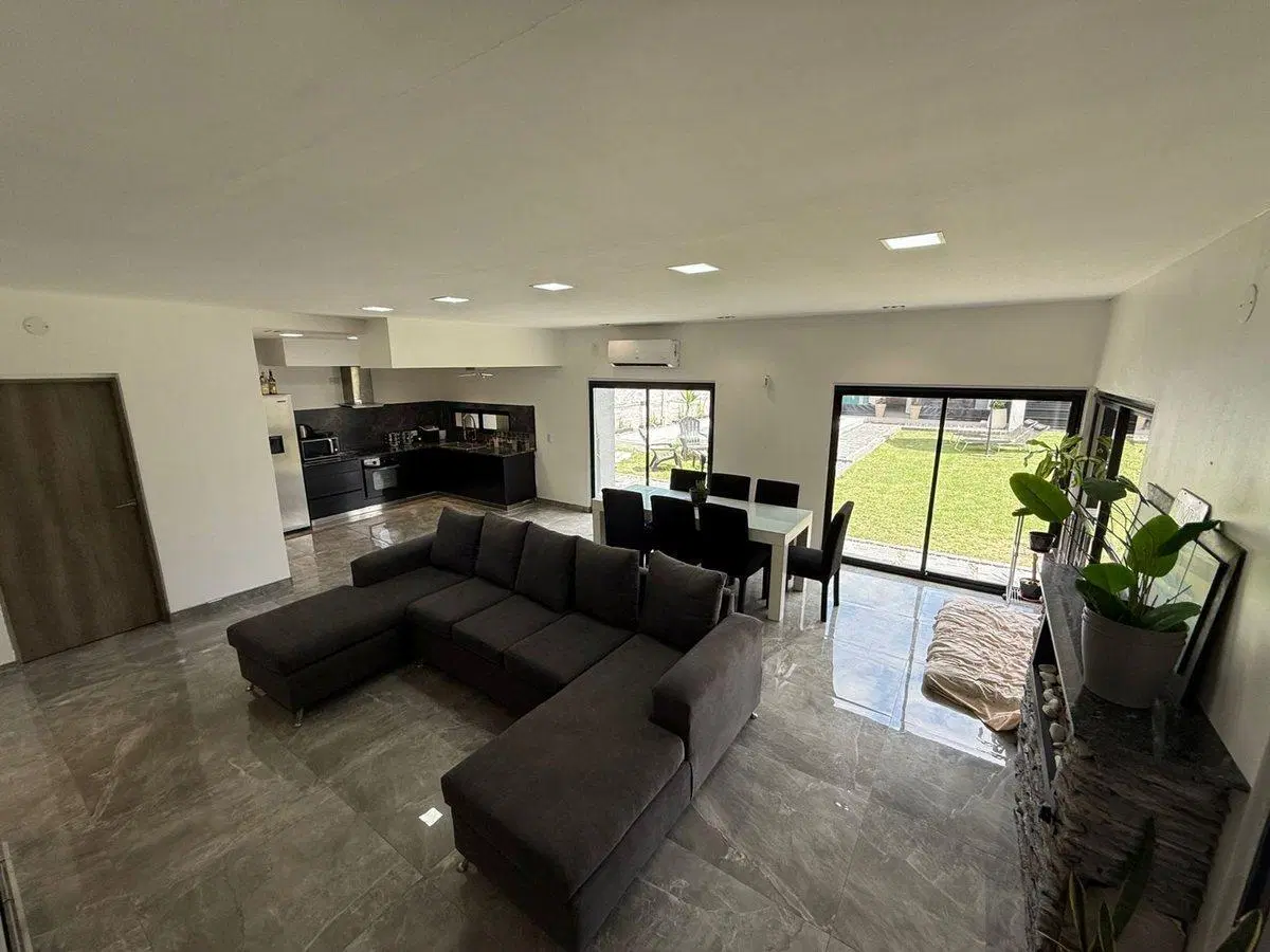 CASA EN VENTA 2 AMBIENTES CON PILETA EN GLEW 4