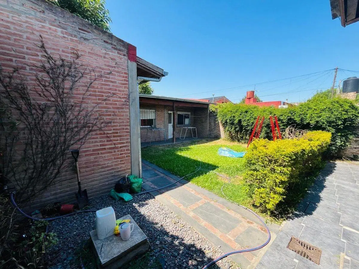 CASA 4 AMBIENTES EN VENTA QUINCHO COCHERA EN GLEW 8