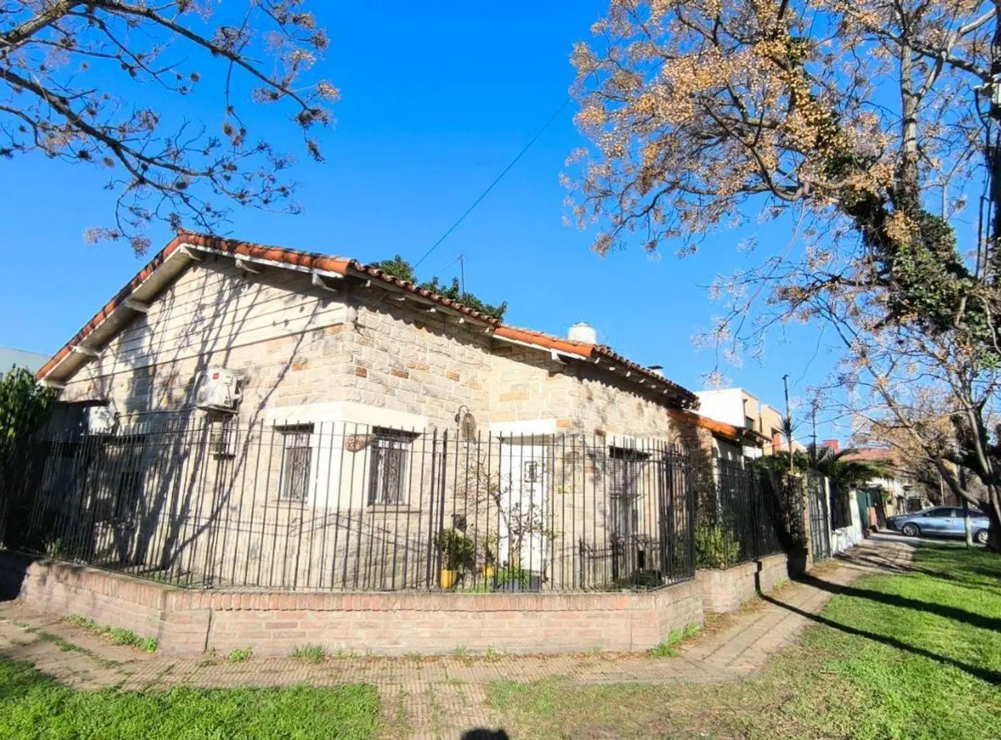 CASA 3 DORMITORIOS CON COCHERA Y PATIO EN BURZACO 2