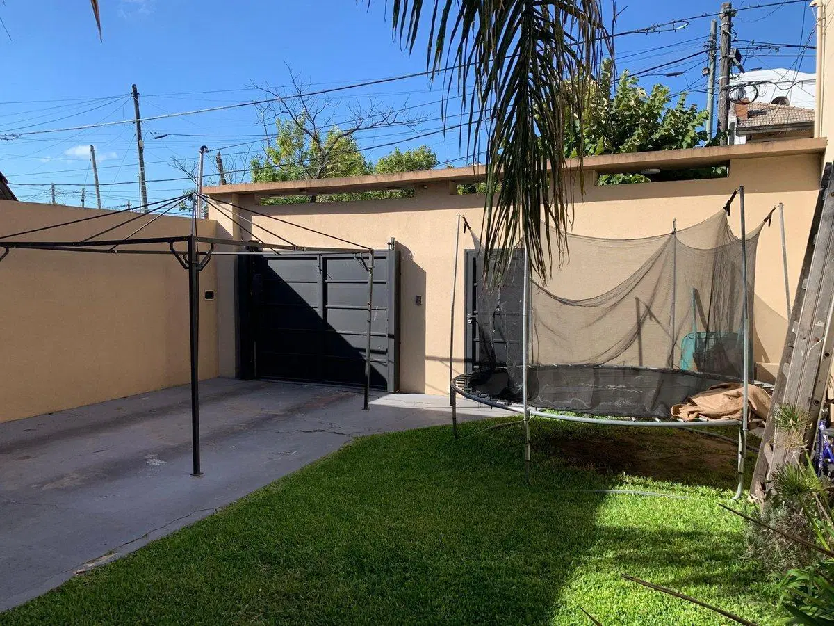 CASA 3 AMB EN VENTA CON PILETA EN LOMAS DE ZAMORA 8