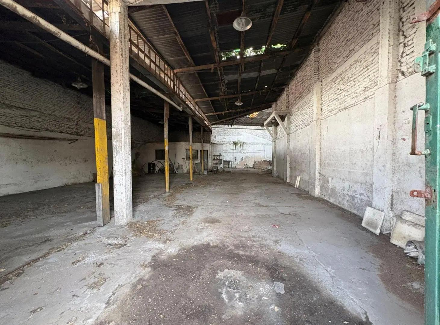 GALPÓN EN VENTA 370m C/SALIDA A 2 CALLES F. VARELA 5