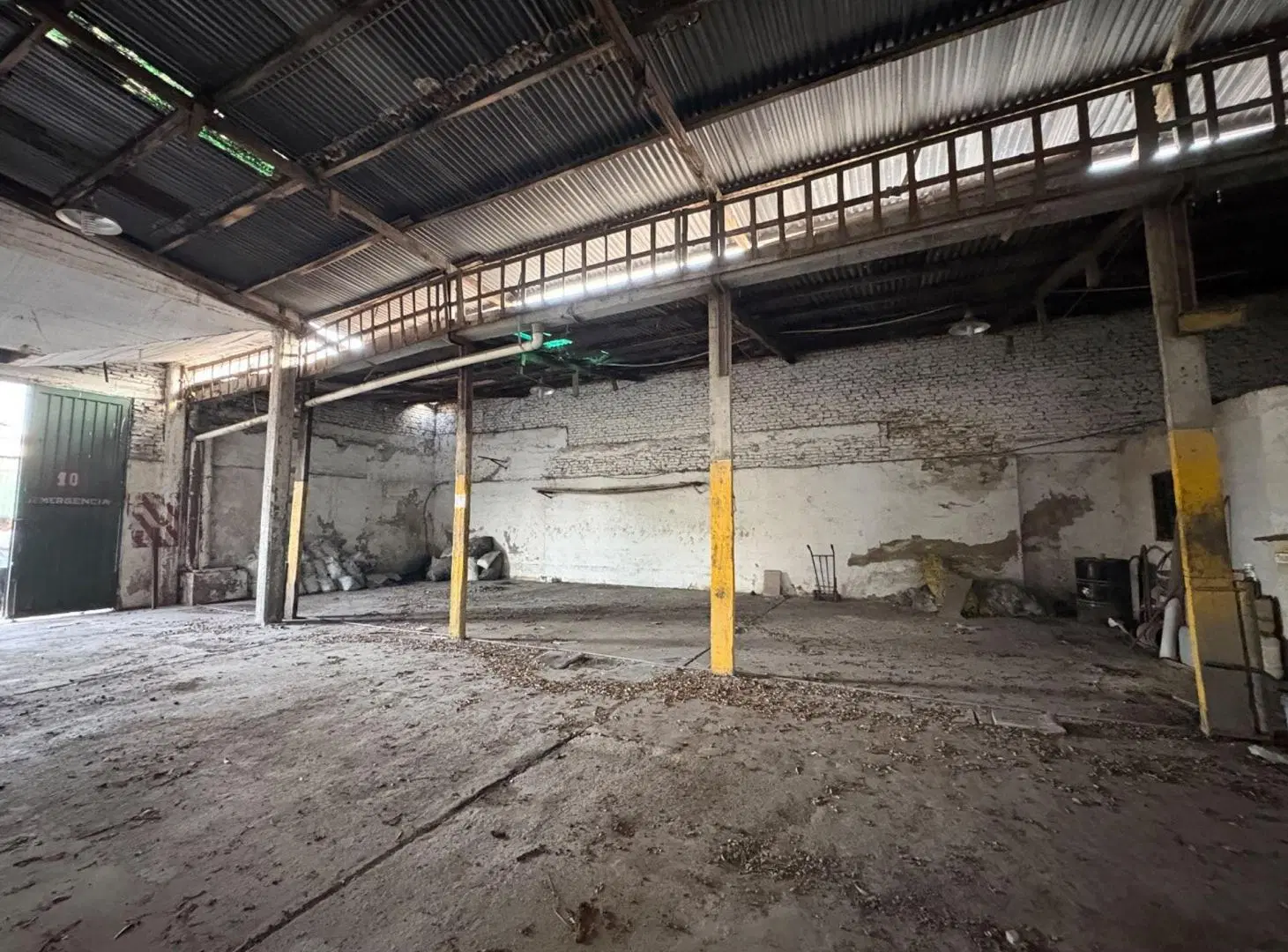 GALPÓN EN VENTA 370m C/SALIDA A 2 CALLES F. VARELA 4