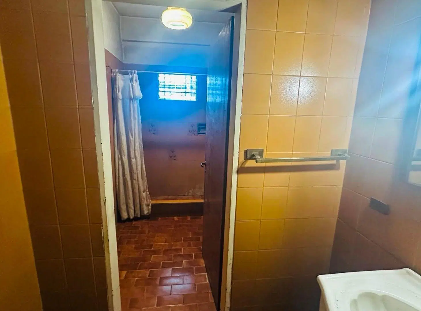 VENTA PH+3 LOCALES SOBRE AV. HIPOLITO YRIGOYEN 4