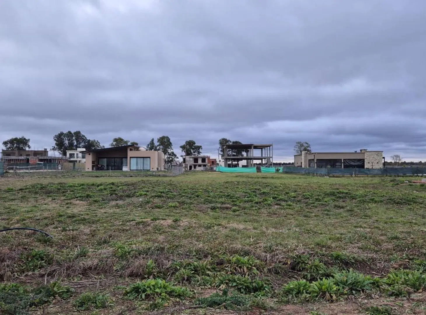 Lote Central de 850 m² en Lagos de Canning II 2