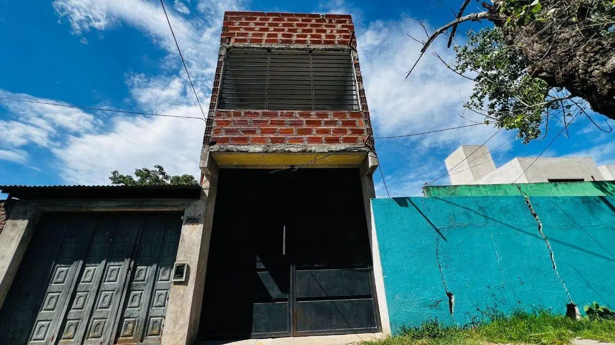 LOTE EN VENTA BANFIELD CON 132 MTS CONSTRUIDOS 2