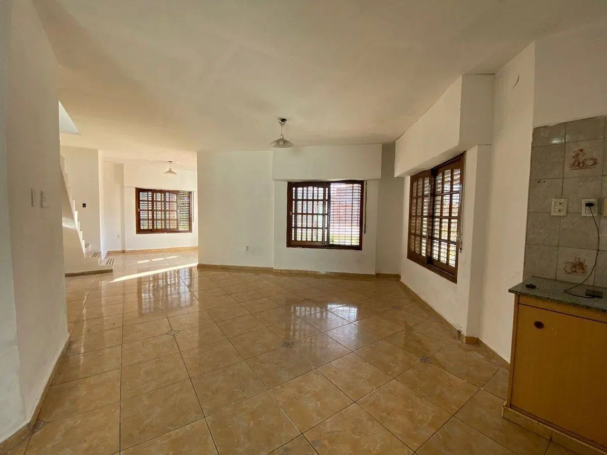 CASA 3 ambientes VENTA Longchamps!! FINANCIADA 50% 5