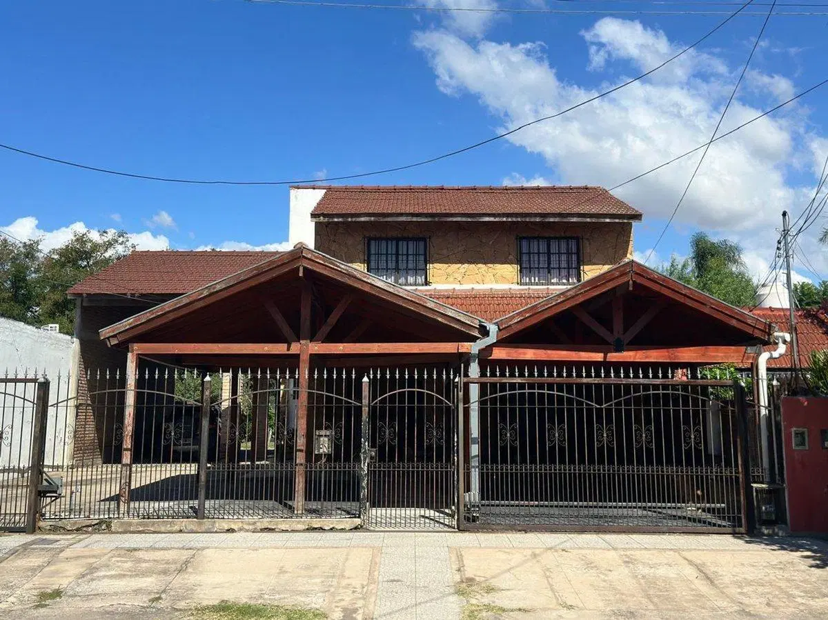 VENTA CASA CON PATIO y PILETA R.CALZADA 5