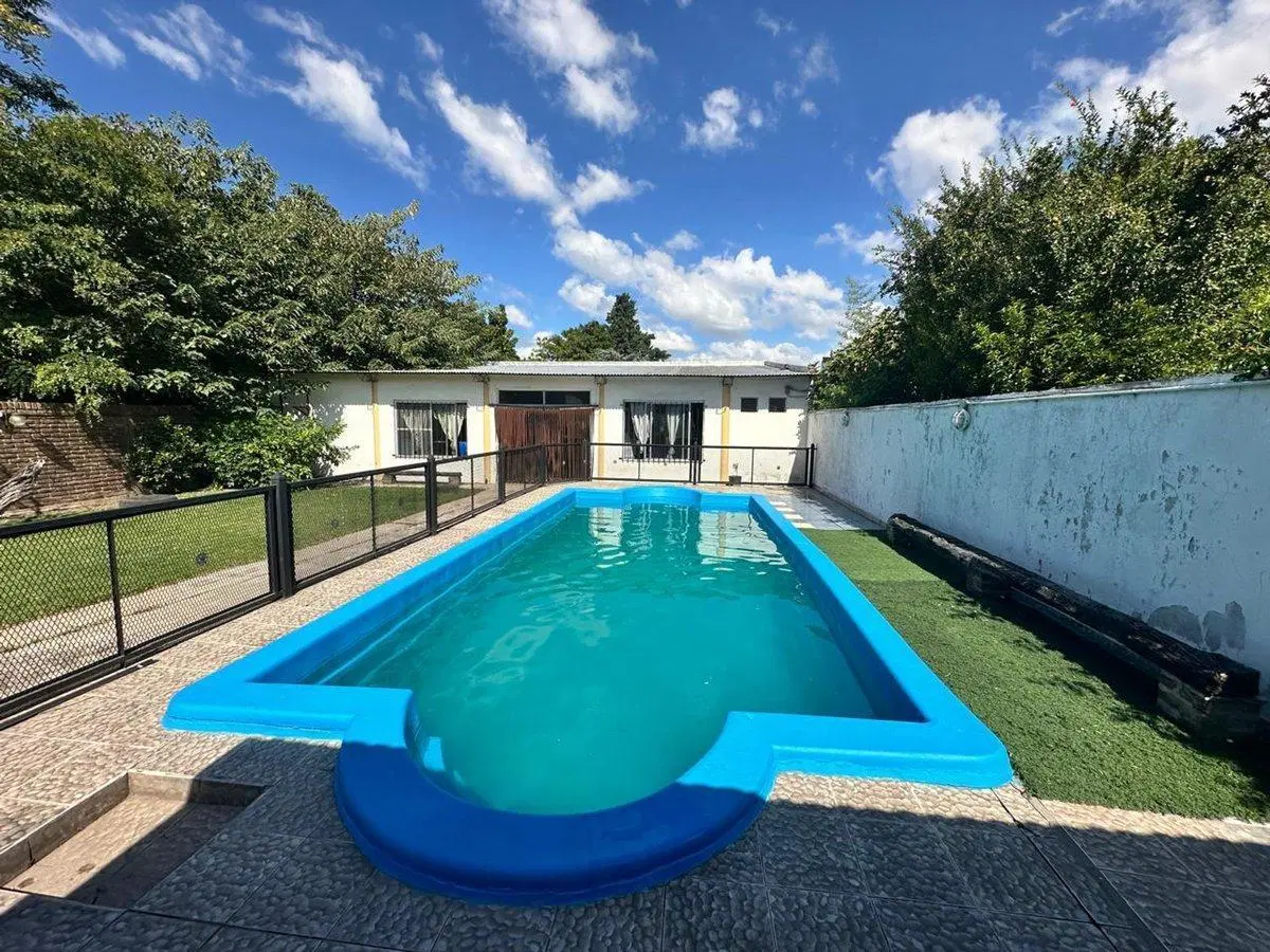 VENTA CASA CON PATIO y PILETA R.CALZADA 2