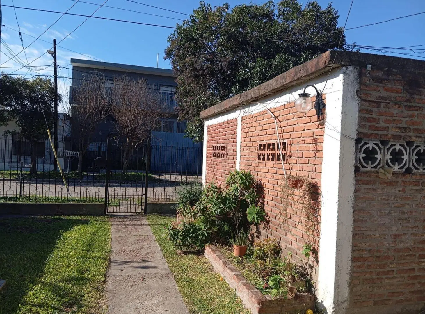 CASA 3 DORMITORIOS VENTA BURZACO CON DEPTO INTERNO 2