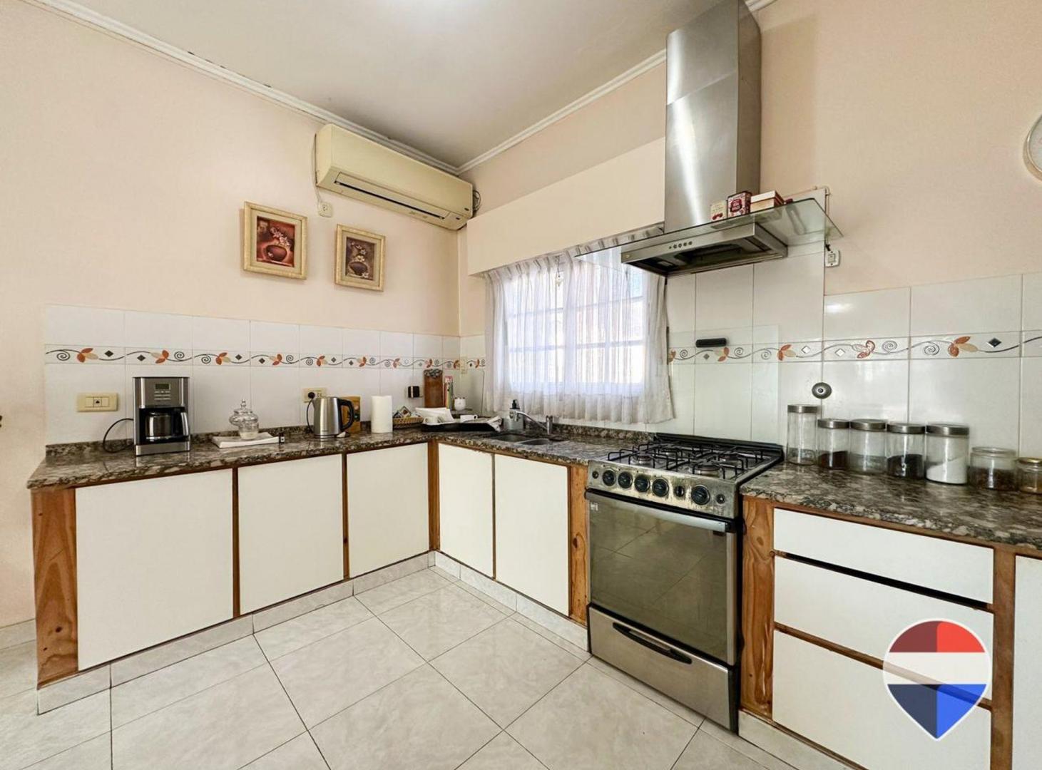 Foto de CASA 6 AMB EN VENTA CON PILETA LOMAS DE ZAMORA, imagen 4