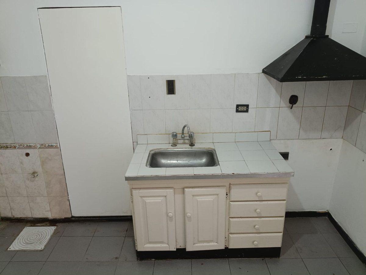 Foto de ALQUILER LOCAL CON DEPARTAMENTO EN LUIS GUILLON, imagen 2