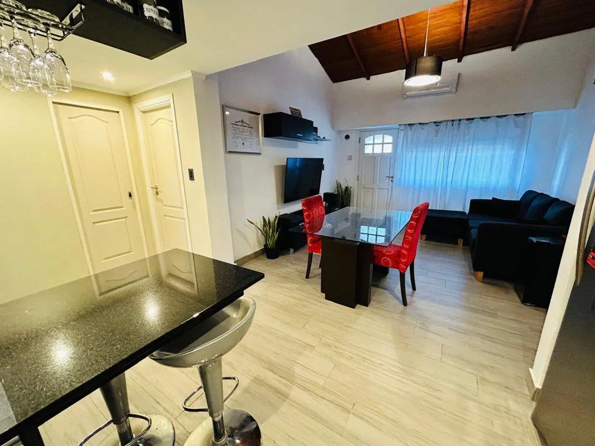 Casa 4 ambientes reciclada a nueva venta Banfield 3
