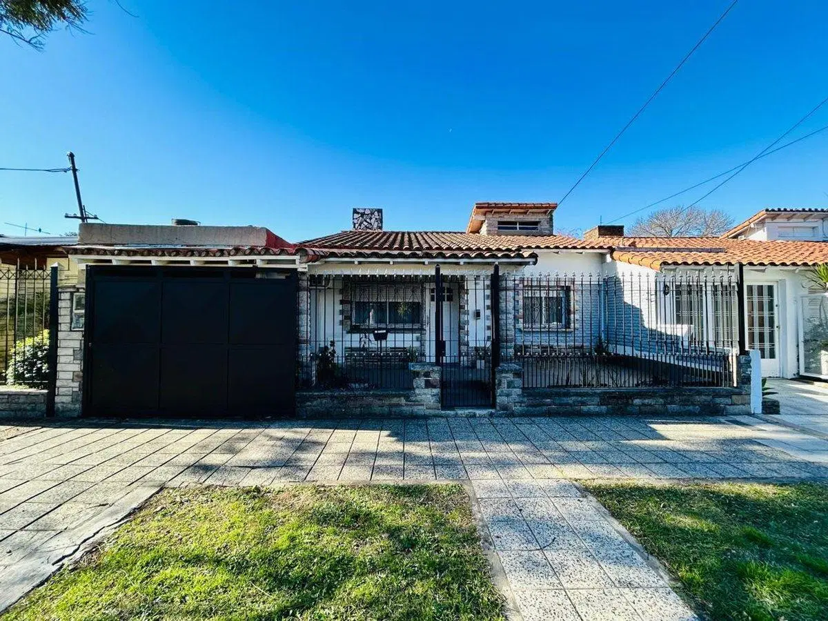 Casa 4 ambientes reciclada a nueva venta Banfield 4